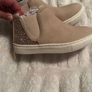 Girl Sneaker Size 13